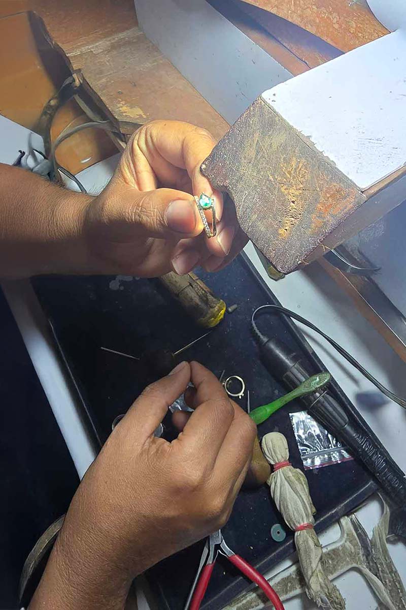 Atelier joaillier Aden en activité - Mains expertes d'artisans créant bijoux sur-mesure avec outils traditionnels et savoir-faire français artisanal - Excellence joaillière portrait vertical
