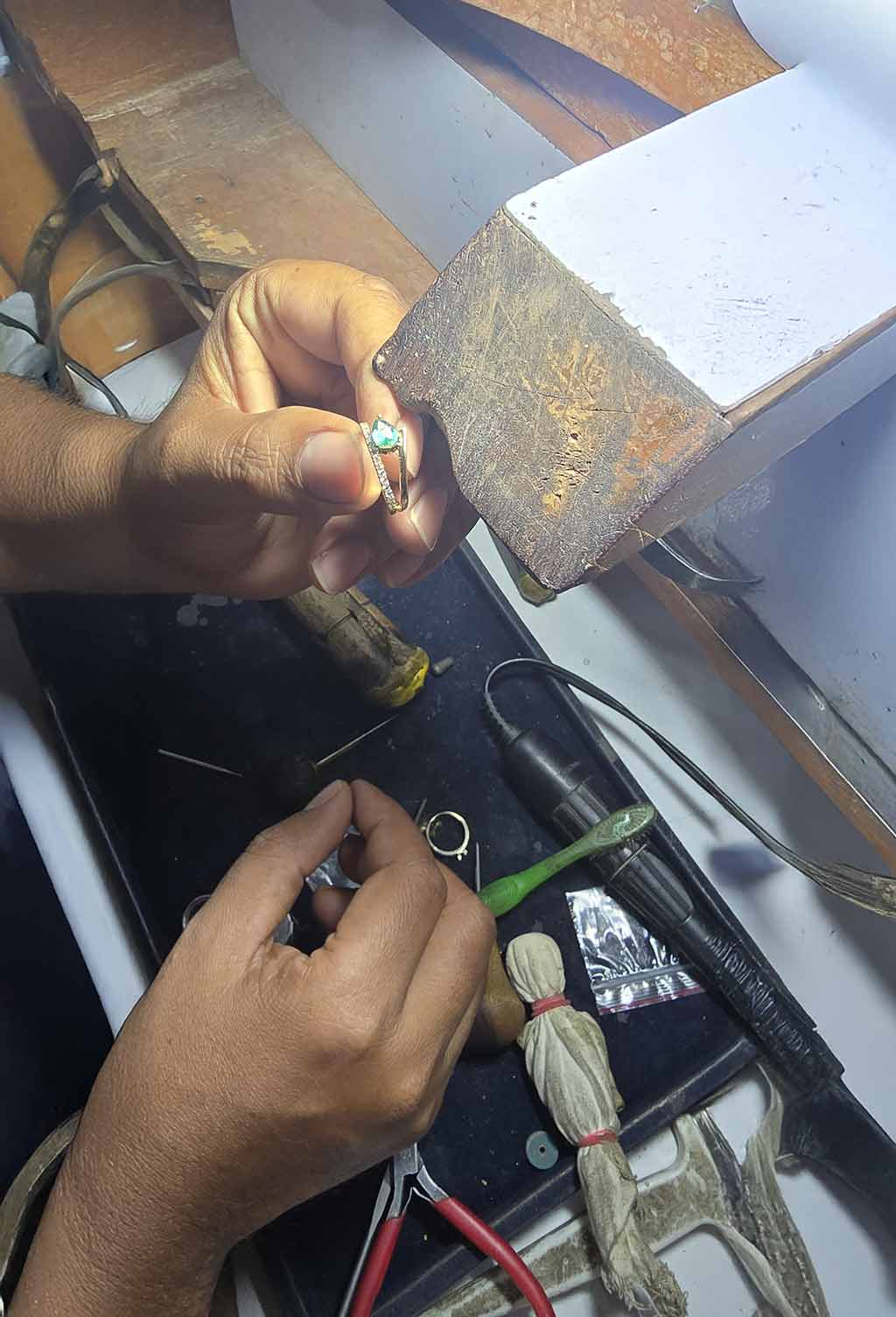 Foto del processo di creazione su misura da Aden - Laboratorio di gioielleria in piena attività