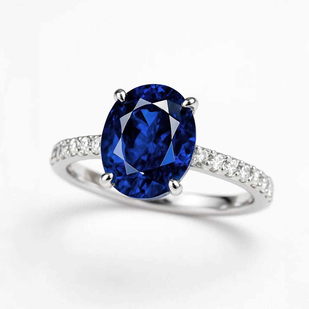 Anello di fidanzamento personalizzato con zaffiro blu ovale da 2,3 ct montato su oro bianco 18K con diamanti