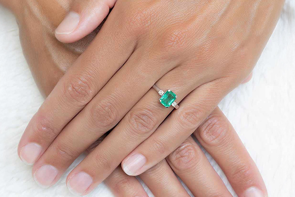 Anillo de esmeralda engastado con diamantes - Colección THÉA ARGENT